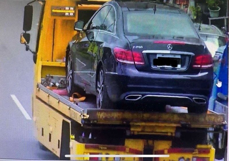 嘉義市警方發現有車輛因毀損無法駕駛而聯繫拖吊車拖離現場。圖/翻攝畫面 嘉義市警方發現有車輛因毀損無法駕駛而聯繫拖吊車拖離現場。圖/翻攝畫面