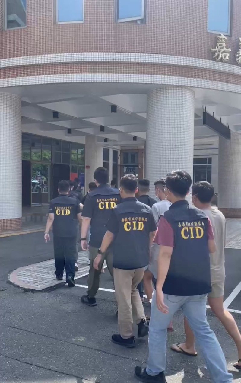 嘉義市警方將涉嫌在街頭鬥毆的13人帶回偵辦。圖/翻攝畫面 嘉義市警方將涉嫌在街頭鬥毆的13人帶回偵辦。圖/翻攝畫面