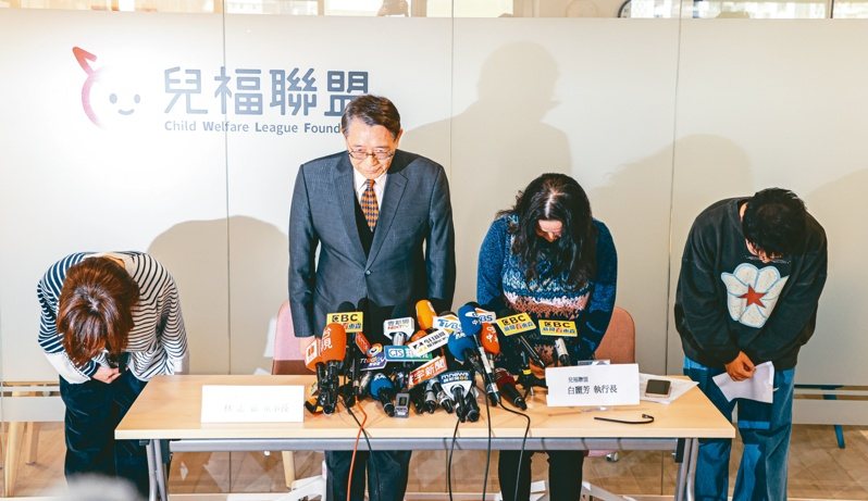 今年3月兒盟因男童剴剴遭虐死，兒盟董事長林志嘉（中）、時任執行長白麗芳（右）等人鞠躬道歉；北檢今天認定兒福聯盟陳姓女社工偽造訪視紀錄，因此依偽造文書和過失致死等罪對其起訴，建請法院從重量刑，但兒盟至今仍未對外說明。圖／聯合報系資料照片