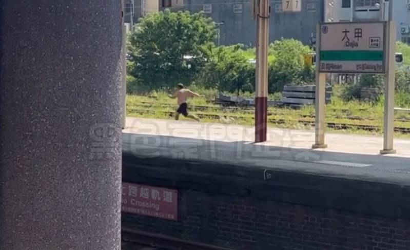 一名男子今天在台中市大甲區遇警盤查,跳進大甲火車站鐵軌一路飛奔仍被警方逮捕。圖/取自臉書黑色豪門企業 一名男子今天在台中市大甲區遇警盤查,跳進大甲火車站鐵軌一路飛奔仍被警方逮捕。圖/取自臉書黑色豪門企業