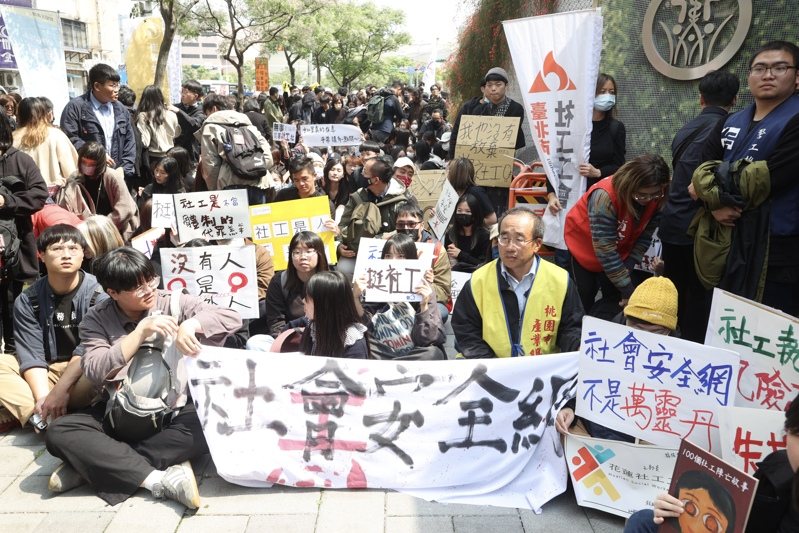 剴剴遭虐死事件,社工被上手銬受到質疑,當時台北市社工人員職業工會號召全台三百多人一起到衛福部前挺社工,抗議衛福部勿對社會大眾標榜不實期待,社會安全網不應該變成「社工安全網」。本報資料照片 剴剴遭虐死事件,社工被上手銬受到質疑,當時台北市社工人員職業工會號召全台三百多人一起到衛福部前挺社工,抗議衛福部勿對社會大眾標榜不實期待,社會安全網不應該變成「社工安全網」。本報資料照片