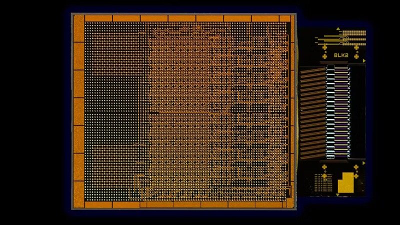 英特爾於Hot Chips 2024首度展示光學運算互連小晶片。圖/英特爾提供 英特爾於Hot Chips 2024首度展示光學運算互連小晶片。圖/英特爾提供