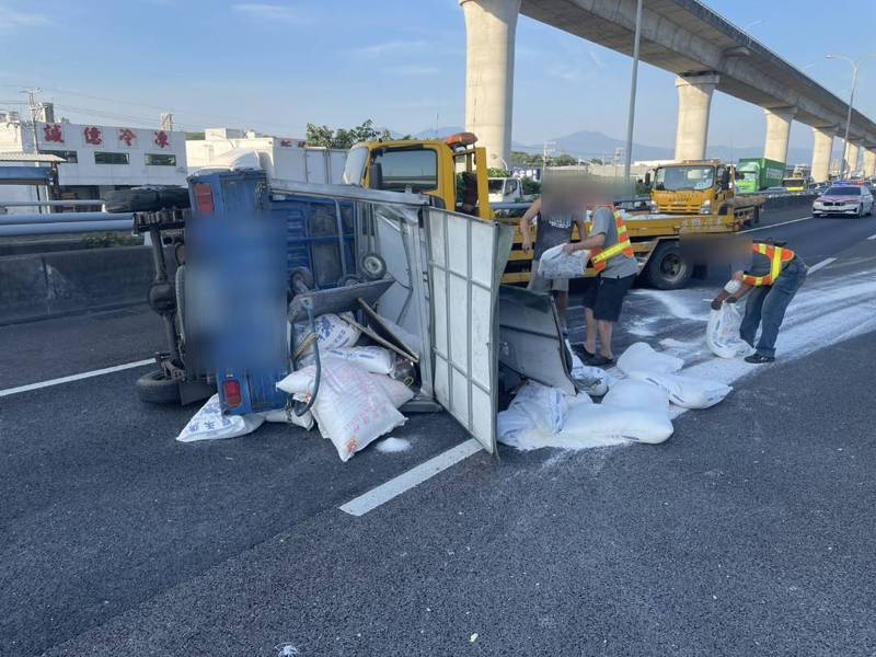 國道1號南向32.5公里汐五高架五股出口前，下午5時有1輛小貨車打滑失控翻覆，車上載運的麵粉撒落滿地，物品飛散波及另1輛轎車，幸好無人受傷，詳細肇事原因由國道警方調查中。記者林昭彰／翻攝
