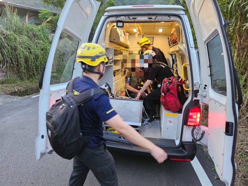 救護人員將被螫傷的民眾送上救護車。記者黃子騰/翻攝 救護人員將被螫傷的民眾送上救護車。記者黃子騰/翻攝