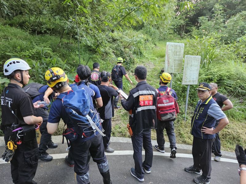 新北市有登山隊伍27日下午在石碇登山步道遭虎頭蜂攻擊，眾人當場四處逃竄，共3人被螫傷，消防局獲報隨即出動人車前往救援。圖／中央社