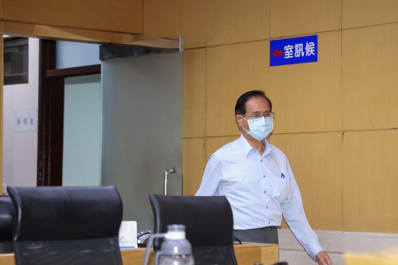 國民黨立委鄭天財（中）涉嫌收賄，遭台北地檢署搜索約談。檢方訊後諭知鄭天財200萬交保，限出境出海。記者曾原信／攝影