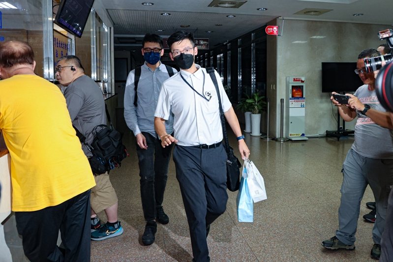國民黨立委鄭天財涉嫌收賄，台北地檢署昨天搜索偵訊鄭，訊後諭知鄭200萬交保，限出境出海。今天凌晨12點，兩名男子用紙袋裝著保釋金至北檢替鄭辦保。記者曾原信／攝影