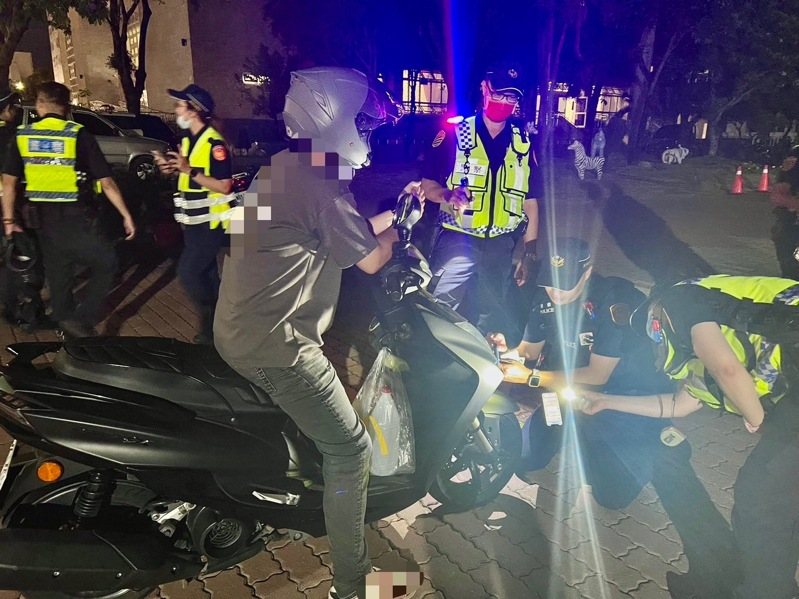 台南聯合稽查針對車輛燈光、引擎、車身及排氣管違規改裝,或未依規定申請檢驗等違規事項執行稽查取締。圖/讀者提供 台南聯合稽查針對車輛燈光、引擎、車身及排氣管違規改裝,或未依規定申請檢驗等違規事項執行稽查取締。圖/讀者提供