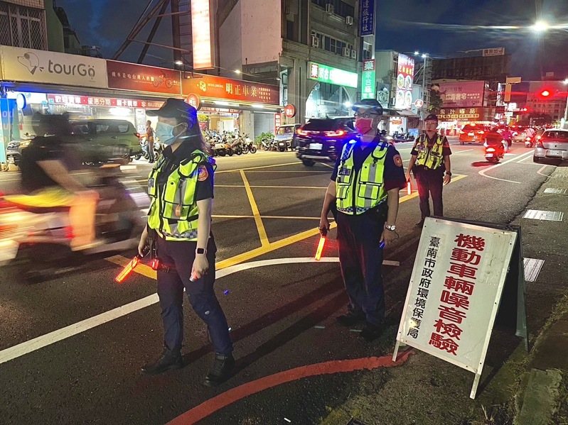 台南市警五分局昨晚偕同環保局、監理站在公園國小周邊道路聯合稽查,短短4小時,共計舉發22部車輛違規。圖/讀者提供 台南市警五分局昨晚偕同環保局、監理站在公園國小周邊道路聯合稽查,短短4小時,共計舉發22部車輛違規。圖/讀者提供