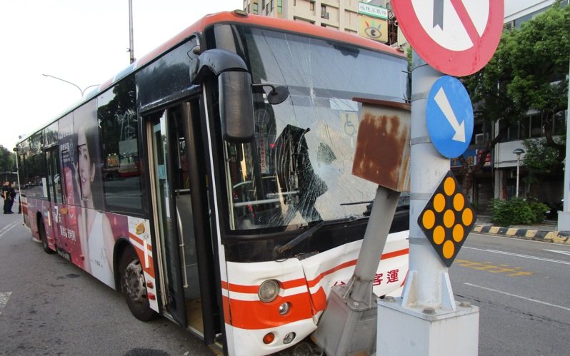 台中客運林姓司機在今天清晨5時許，開車行經西屯區台灣大道、玉門路口時，自撞分隔島，送醫不治。記者陳宏睿／翻攝