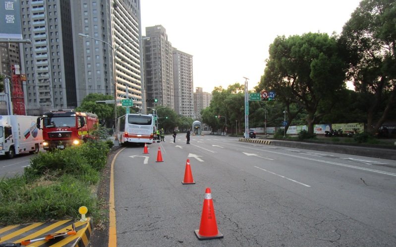 台中客運林姓司機在今天清晨5時許，開車行經西屯區台灣大道、玉門路口時，自撞分隔島，送醫不治。記者陳宏睿／翻攝