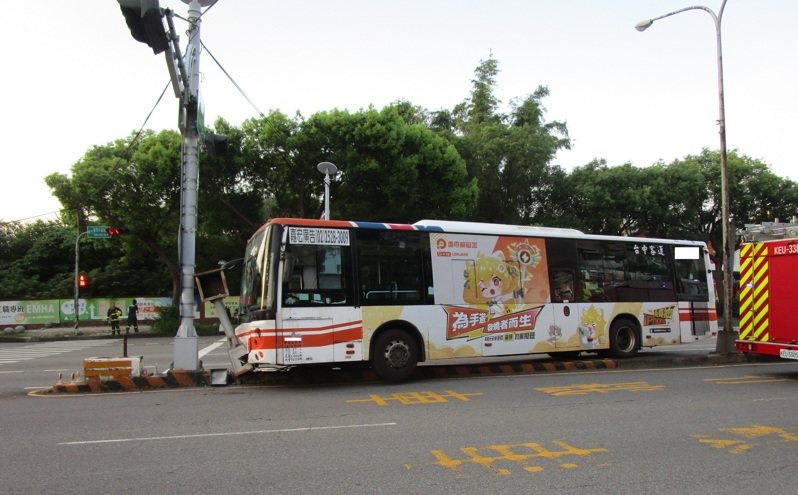 台中客運林姓司機在今天清晨5時許，開車行經西屯區台灣大道、玉門路口時，自撞分隔島，送醫不治。記者陳宏睿／翻攝