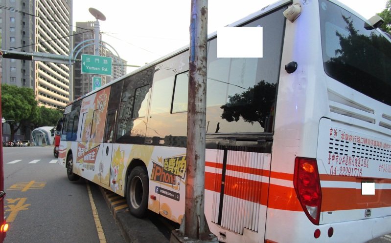 台中客運林姓司機在今天清晨5時許，開車行經西屯區台灣大道、玉門路口時，自撞分隔島，送醫不治。記者陳宏睿／翻攝