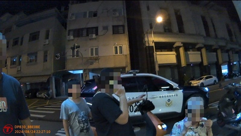 一名81歲婦人經過豐原區一家烤肉店前，她拿起架上生肉啃咬，店家驚呆，請她入店吃熟食，警方找到她家人，通知帶回家。記者游振昇／翻攝