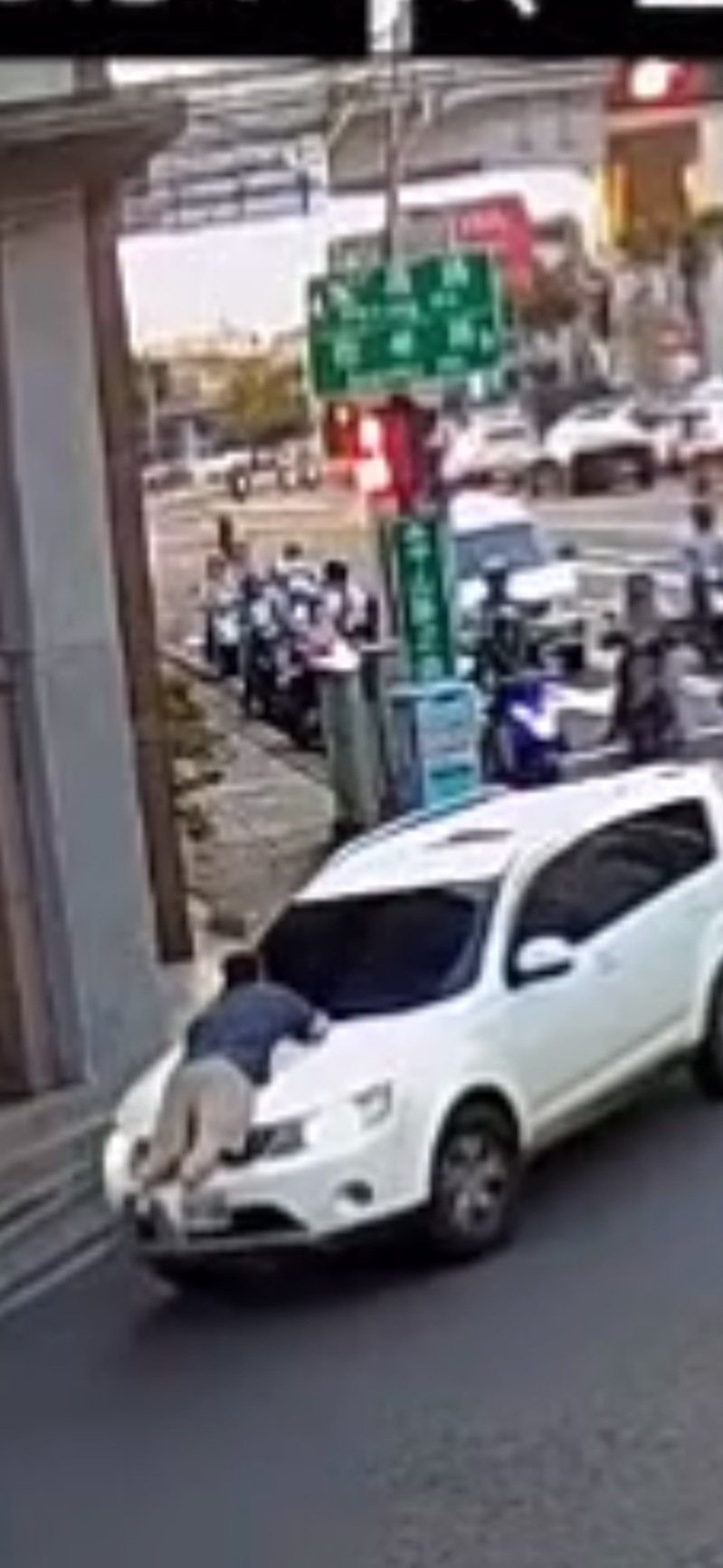 台中市一名男子不滿他人違規停車,竟不顧車子已行駛,還跳上車阻擋。圖/民眾提供 台中市一名男子不滿他人違規停車,竟不顧車子已行駛,還跳上車阻擋。圖/民眾提供