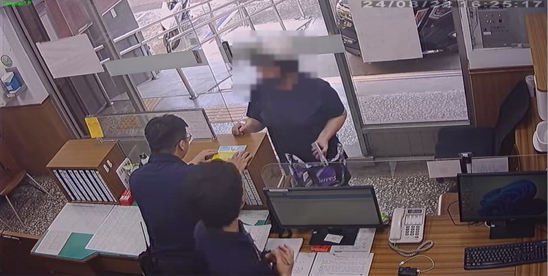 台中一名婦人遇到詐騙，立即向警求助，台中市潭北派出所員警3分鐘後捕獲車手。記者游振昇／翻攝