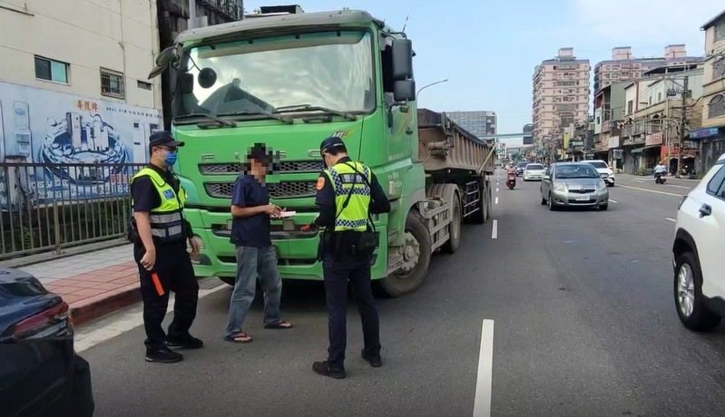 土城警方針對大型車、砂石車違規加強取締。記者黃子騰／翻攝
