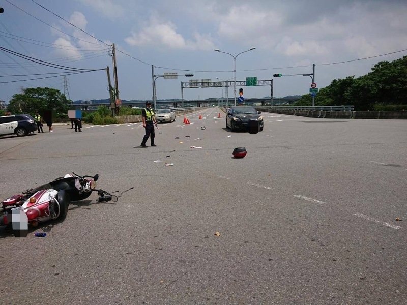 一輛微型電動二輪車在苗栗市北勢大橋頭左轉與轎車相撞，張姓騎士噴飛，送醫傷重不治。圖／民眾提供