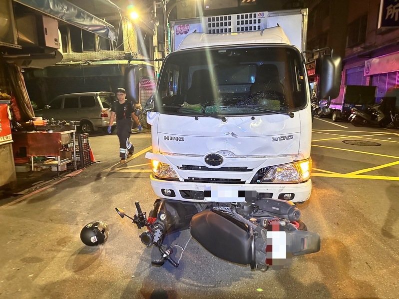 范男騎乘的機車被卡在小貨車車底。記者黃子騰/翻攝 范男騎乘的機車被卡在小貨車車底。記者黃子騰/翻攝