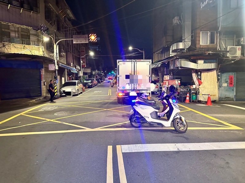 海山警方獲報趕抵現場採證。記者黃子騰/翻攝 海山警方獲報趕抵現場採證。記者黃子騰/翻攝