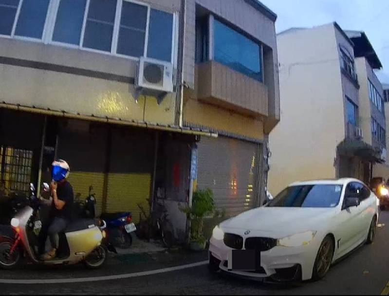 台中市石岡區土牛派出所警員守望勤務時,看到一輛白色BMW疑似改裝車,使用警用小電腦查詢該車車牌,發現牌照已遭監理站吊扣處分。記者游振昇/翻攝 台中市石岡區土牛派出所警員守望勤務時,看到一輛白色BMW疑似改裝車,使用警用小電腦查詢該車車牌,發現牌照已遭監理站吊扣處分。記者游振昇/翻攝