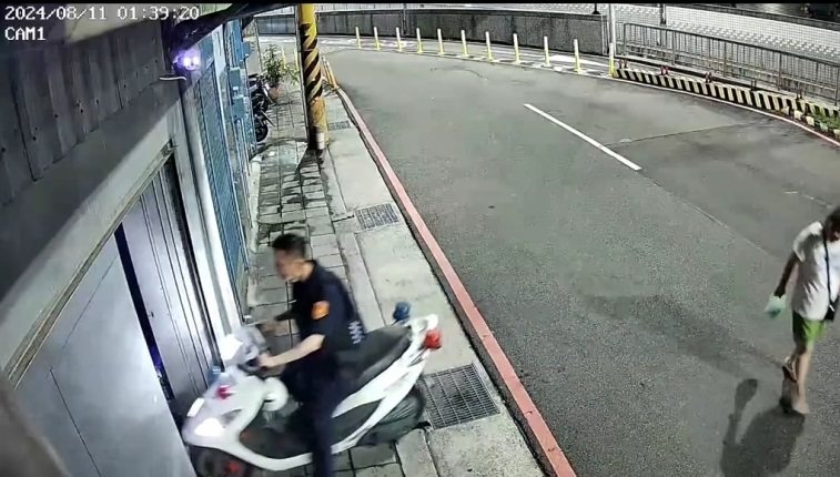 新北市樹林區前鎮街一家卡拉OK店噪音擾民被檢舉86次，警方將警用機車牽於店外門處鳴笛，畫面一出引發正反兩派論戰。圖／社會事新聞影音