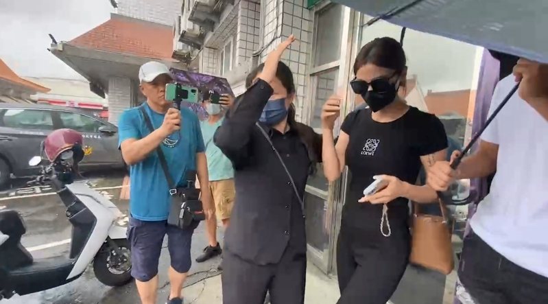屏東角頭「鴨頭」陳昫豪,昨午在高雄遭到槍手伏擊,腹中2槍,經友人送醫不治;陳妻、崁頂鄉代會主席楊芷瑜接受檢察官臨時偵查庭詢問後,在白衣人傘陣保護下離開高雄市立殯儀館。記者石秀華/攝影 屏東角頭「鴨頭」陳昫豪,昨午在高雄遭到槍手伏擊,腹中2槍,經友人送醫不治;陳妻、崁頂鄉代會主席楊芷瑜接受檢察官臨時偵查庭詢問後,在白衣人傘陣保護下離開高雄市立殯儀館。記者石秀華/攝影