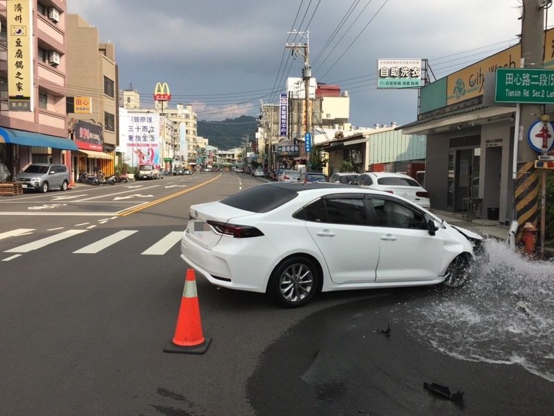 一名男子開車在豐原區，疑因閃避機車時不慎碰撞路旁消防栓，消防栓受損，水流噴出。記者游振昇／翻攝
