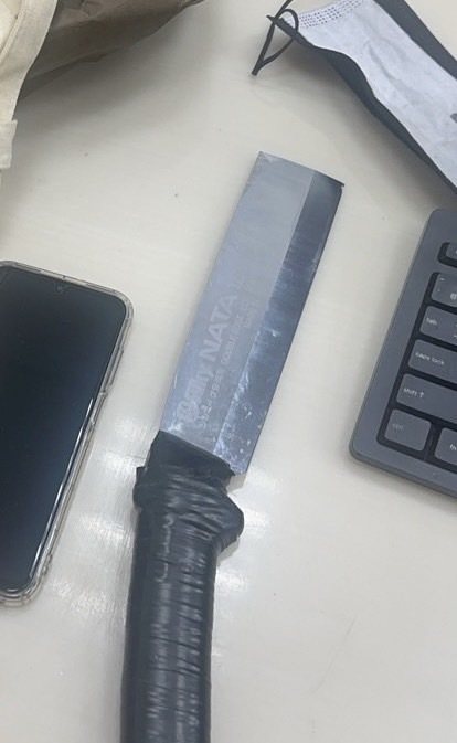 警方查扣菜刀一把。記者翁至成/翻攝 警方查扣菜刀一把。記者翁至成/翻攝