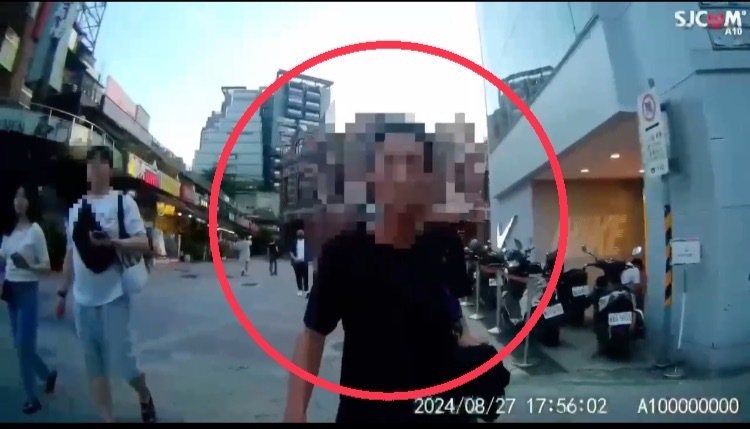 林姓男子酒醉,昨天在西門町廣場前掏出菜刀揮舞,遭警方攔查。記者翁至成/翻攝 林姓男子酒醉,昨天在西門町廣場前掏出菜刀揮舞,遭警方攔查。記者翁至成/翻攝