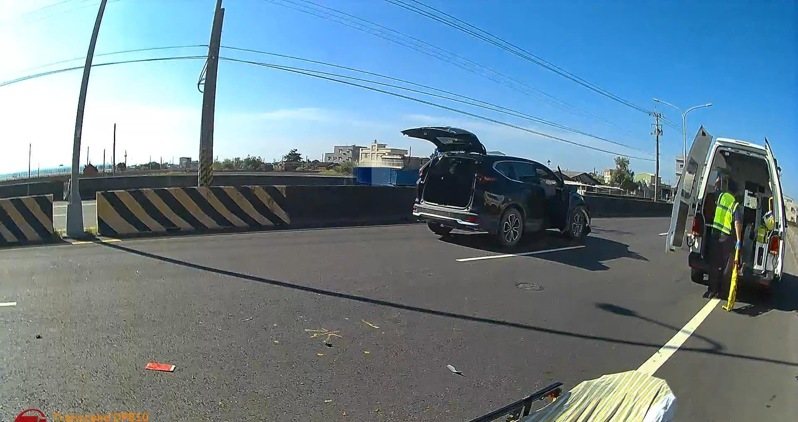 嘉義縣77歲機車騎士疑未戴安全帽，昨天在台19線與防汛道路路口與轎車相撞，傷重送醫不治。記者黃于凡／翻攝