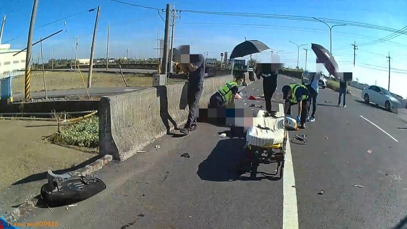嘉義縣77歲機車騎士疑未戴安全帽，昨天在台19線與防汛道路路口與轎車相撞，傷重送醫不治。記者黃于凡／翻攝