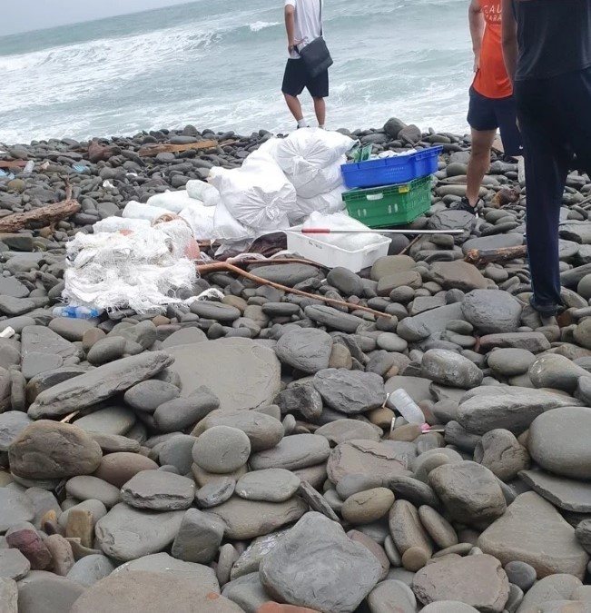 走私運毒集團丟棄的毒包,屏東警方在滿州鄉海岸邊尋獲,以人力步行往返約4小時方式搬運走私毒品,期間還有2員警不慎吸入中毒。記者張議晨/翻攝 走私運毒集團丟棄的毒包,屏東警方在滿州鄉海岸邊尋獲,以人力步行往返約4小時方式搬運走私毒品,期間還有2員警不慎吸入中毒。記者張議晨/翻攝