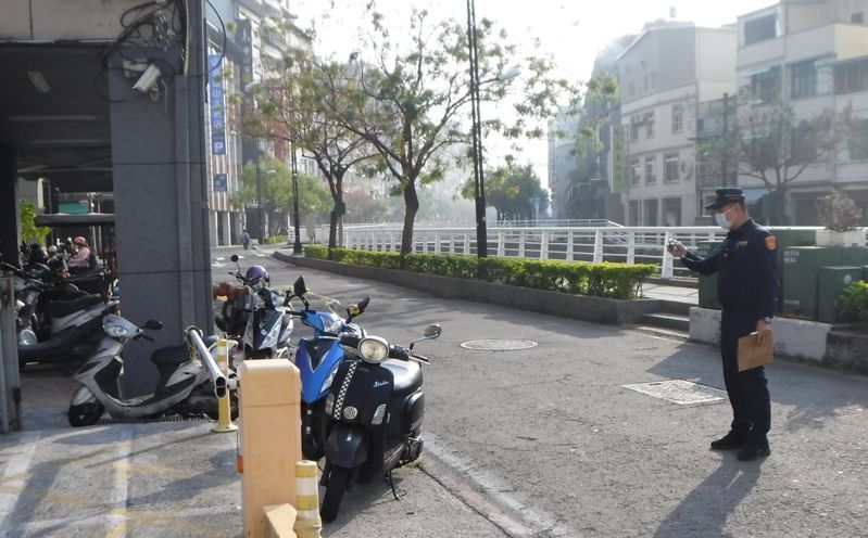 高雄警方取締騎樓違規停車,以騎樓下1排停車為原則,停到外面的機車都會受取締或拖吊。本報資料照片,記者林保光/攝影 高雄警方取締騎樓違規停車,以騎樓下1排停車為原則,停到外面的機車都會受取締或拖吊。本報資料照片,記者林保光/攝影