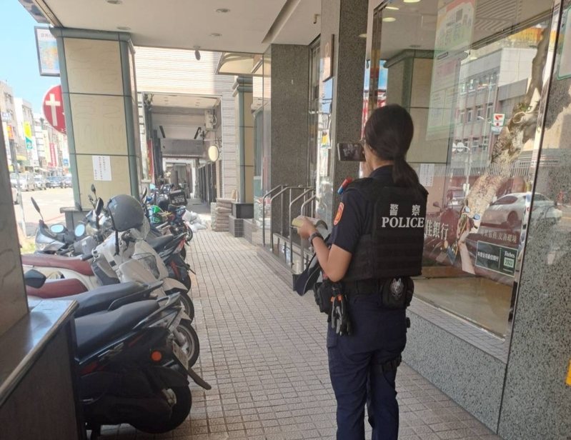 高雄警方取締騎樓違規停車,以停1排機車為原則。圖/讀者提供 高雄警方取締騎樓違規停車,以停1排機車為原則。圖/讀者提供