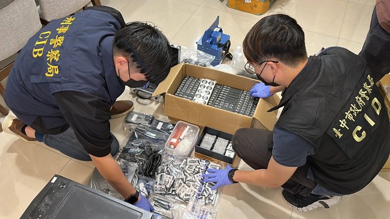 劉姓男子涉從東南亞輸入依托咪酯分裝菸彈販賣至境內外,刑事局攔截輸出入郵包及搜索分裝廠,查獲市價3千萬元的1.3公斤依托咪酯及616顆菸彈,拘提6人。記者李奕昕/翻攝 劉姓男子涉從東南亞輸入依托咪酯分裝菸彈販賣至境內外,刑事局攔截輸出入郵包及搜索分裝廠,查獲市價3千萬元的1.3公斤依托咪酯及616顆菸彈,拘提6人。記者李奕昕/翻攝
