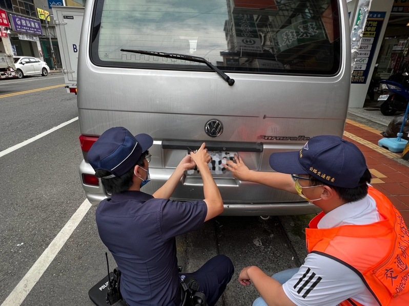 南投縣偽變造車牌案件上半年達715件，交通隊下周起全面清查，啟動淨牌專案取締。圖／南投縣警局提供