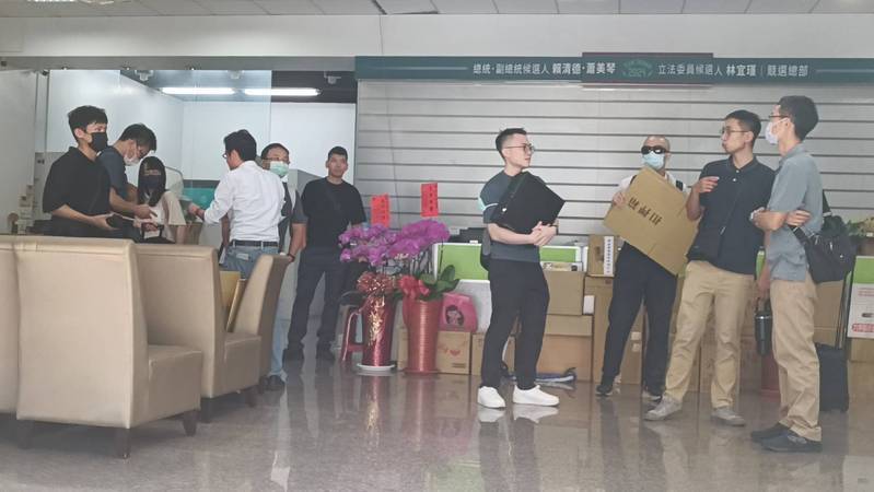 立委林宜瑾涉詐領助理費案,傳出林已坦承犯行,服務處以「不清楚」、「要問委員本人」為由,未進一步回應。圖為上周三林服務處遭檢調搜索情形。圖/聯合報系資料照 立委林宜瑾涉詐領助理費案,傳出林已坦承犯行,服務處以「不清楚」、「要問委員本人」為由,未進一步回應。圖為上周三林服務處遭檢調搜索情形。圖/聯合報系資料照