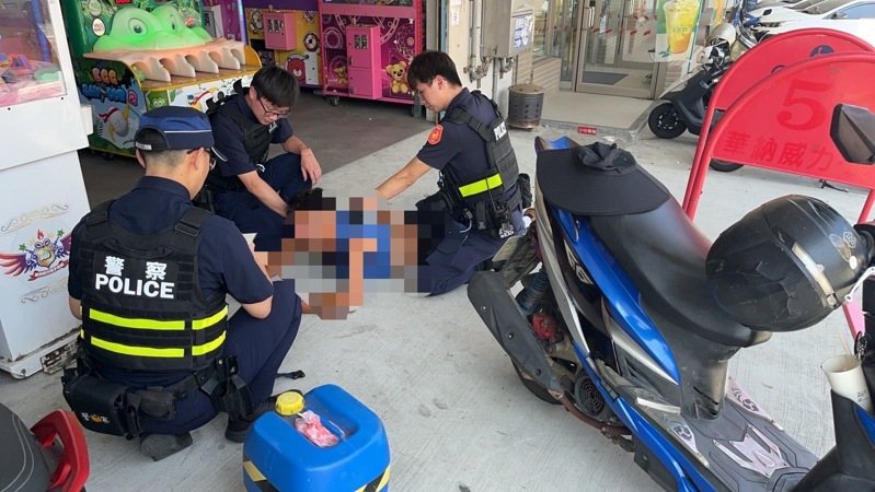 64歲吳姓男子昨天蒙面持鐵槌,涉嫌攻擊頭部造成撕裂傷逃逸,警方循線1個多小時逮捕吳男,依殺人未遂等罪嫌移送。圖/民眾提供 64歲吳姓男子昨天蒙面持鐵槌,涉嫌攻擊頭部造成撕裂傷逃逸,警方循線1個多小時逮捕吳男,依殺人未遂等罪嫌移送。圖/民眾提供