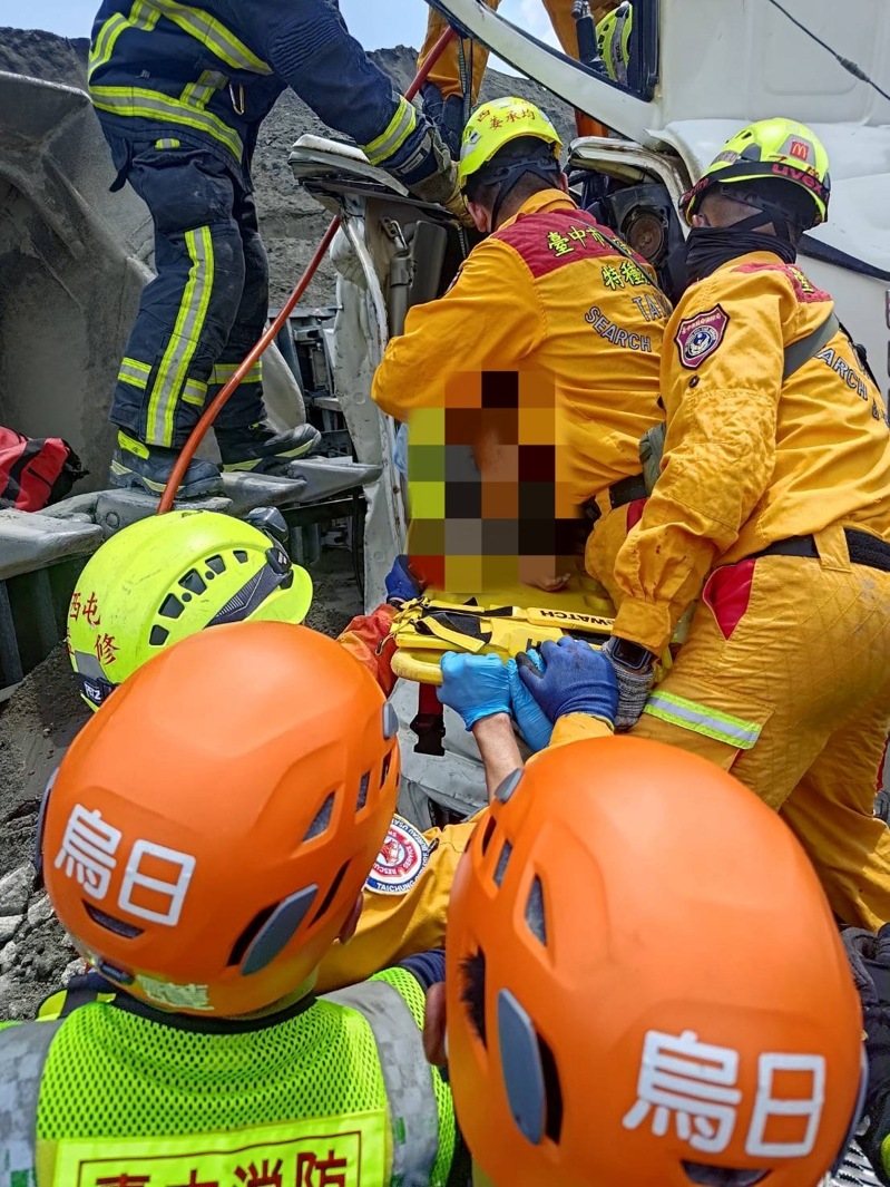 台中市烏日區一處砂石場一輛砂石車翻覆,台中市消防局人員從變形的車體內救出受困的駕駛。圖/台中市消防局提供 台中市烏日區一處砂石場一輛砂石車翻覆,台中市消防局人員從變形的車體內救出受困的駕駛。圖/台中市消防局提供