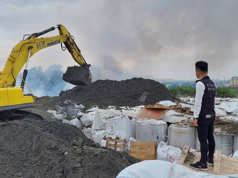 農地出租遭非法堆置廢棄物,環保局稽查處置。圖/屏東縣環保局提供 農地出租遭非法堆置廢棄物,環保局稽查處置。圖/屏東縣環保局提供