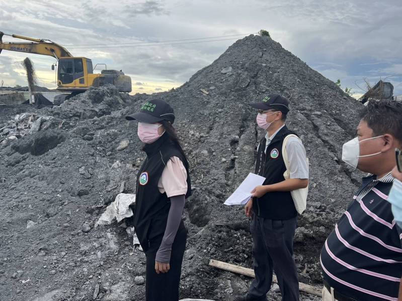 農地出租遭非法堆置廢棄物, 環保局不定期派人稽、巡查。圖/屏東縣環保局提供 農地出租遭非法堆置廢棄物, 環保局不定期派人稽、巡查。圖/屏東縣環保局提供
