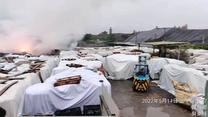 農地出租遭非法堆置廢棄物。圖/屏東縣環保局提供 農地出租遭非法堆置廢棄物。圖/屏東縣環保局提供