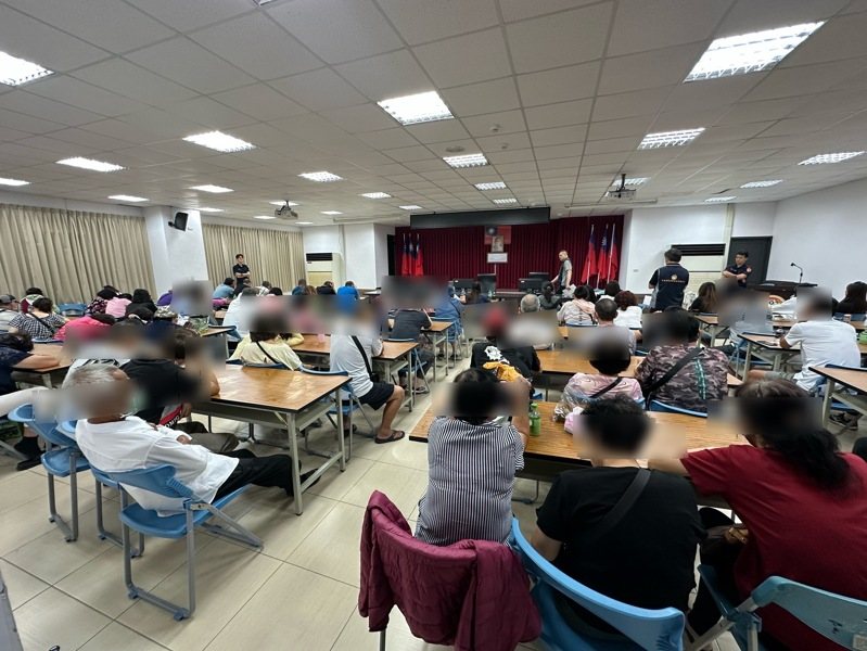 屏東縣九如鄉桌遊店掛羊頭賣狗肉,警方查獲90人聚賭,玩天九牌、妞妞等,賭客以1比1倍率籌碼換取現金,警詢後現場柯姓負責人與89名賭客依賭博罪送辦。記者劉星君/翻攝 屏東縣九如鄉桌遊店掛羊頭賣狗肉,警方查獲90人聚賭,玩天九牌、妞妞等,賭客以1比1倍率籌碼換取現金,警詢後現場柯姓負責人與89名賭客依賭博罪送辦。記者劉星君/翻攝