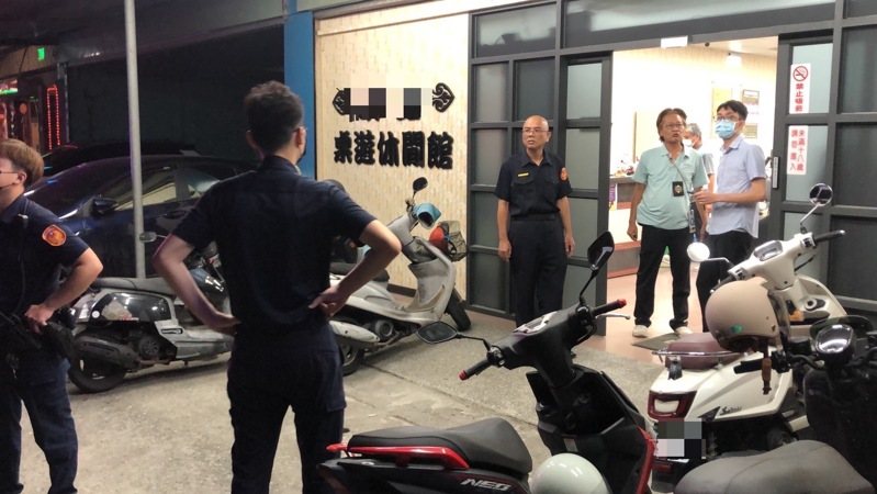 屏東縣九如鄉桌遊店掛羊頭賣狗肉,警方查獲90人聚賭,玩天九牌、妞妞等,賭客以1比1倍率籌碼換取現金,警詢後現場柯姓負責人與89名賭客依賭博罪送辦。記者劉星君/翻攝 屏東縣九如鄉桌遊店掛羊頭賣狗肉,警方查獲90人聚賭,玩天九牌、妞妞等,賭客以1比1倍率籌碼換取現金,警詢後現場柯姓負責人與89名賭客依賭博罪送辦。記者劉星君/翻攝