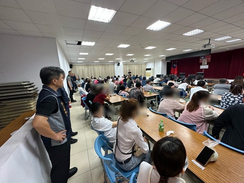 屏東縣九如鄉桌遊店掛羊頭賣狗肉,警方查獲90人聚賭,玩天九牌、妞妞等,賭客以1比1倍率籌碼換取現金,警詢後現場柯姓負責人與89名賭客依賭博罪送辦。記者劉星君/翻攝 屏東縣九如鄉桌遊店掛羊頭賣狗肉,警方查獲90人聚賭,玩天九牌、妞妞等,賭客以1比1倍率籌碼換取現金,警詢後現場柯姓負責人與89名賭客依賭博罪送辦。記者劉星君/翻攝
