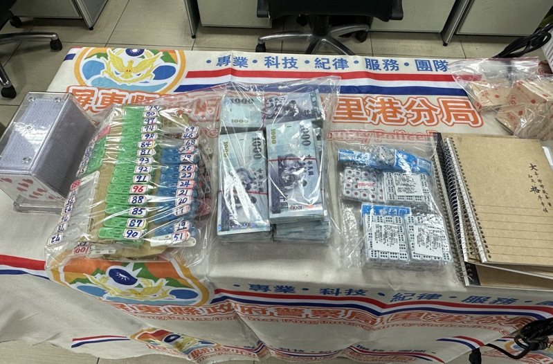 屏東縣九如鄉桌遊店掛羊頭賣狗肉,警方查獲90人聚賭,玩天九牌、妞妞等,賭客以1比1倍率籌碼換取現金,警詢後現場柯姓負責人與89名賭客依賭博罪送辦,查扣300多萬元賭金。記者劉星君/翻攝 屏東縣九如鄉桌遊店掛羊頭賣狗肉,警方查獲90人聚賭,玩天九牌、妞妞等,賭客以1比1倍率籌碼換取現金,警詢後現場柯姓負責人與89名賭客依賭博罪送辦,查扣300多萬元賭金。記者劉星君/翻攝