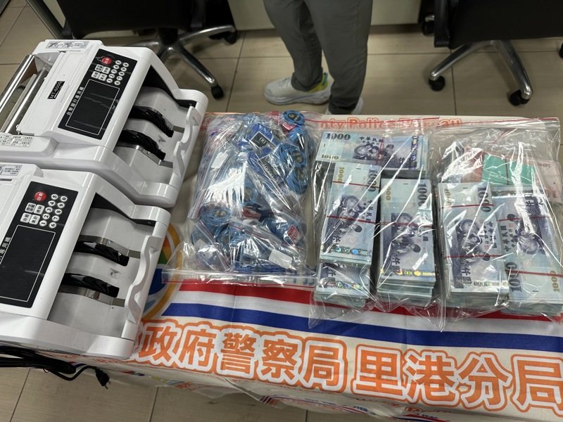 屏東縣九如鄉桌遊店掛羊頭賣狗肉,警方查獲90人聚賭,玩天九牌、妞妞等,賭客以1比1倍率籌碼換取現金,警詢後現場柯姓負責人與89名賭客依賭博罪送辦,查扣300多萬元賭金。記者劉星君/翻攝 屏東縣九如鄉桌遊店掛羊頭賣狗肉,警方查獲90人聚賭,玩天九牌、妞妞等,賭客以1比1倍率籌碼換取現金,警詢後現場柯姓負責人與89名賭客依賭博罪送辦,查扣300多萬元賭金。記者劉星君/翻攝