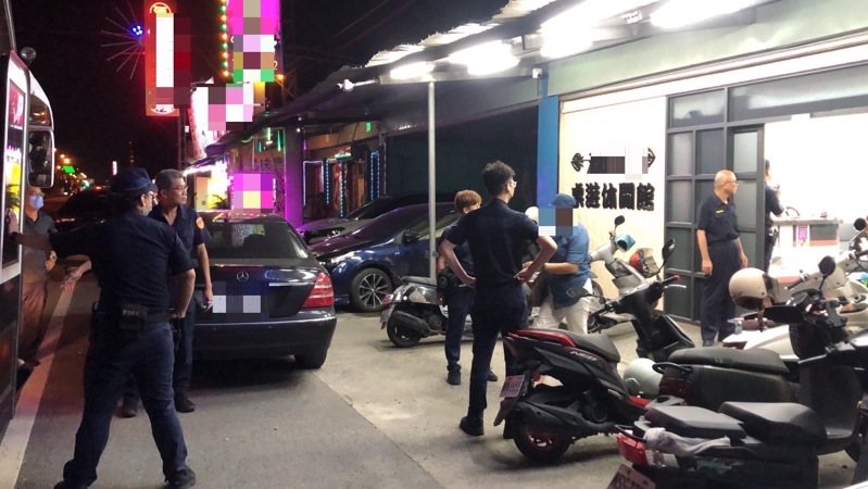 屏東縣九如鄉桌遊店掛羊頭賣狗肉,警方查獲90人聚賭,玩天九牌、妞妞等,賭客以1比1倍率籌碼換取現金,警詢後現場柯姓負責人與89名賭客依賭博罪送辦。記者劉星君/翻攝 屏東縣九如鄉桌遊店掛羊頭賣狗肉,警方查獲90人聚賭,玩天九牌、妞妞等,賭客以1比1倍率籌碼換取現金,警詢後現場柯姓負責人與89名賭客依賭博罪送辦。記者劉星君/翻攝