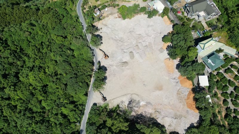 張姓地主將農地提供給王姓土方業者回填廢棄物，被檢方起訴。記者張議晨／翻攝